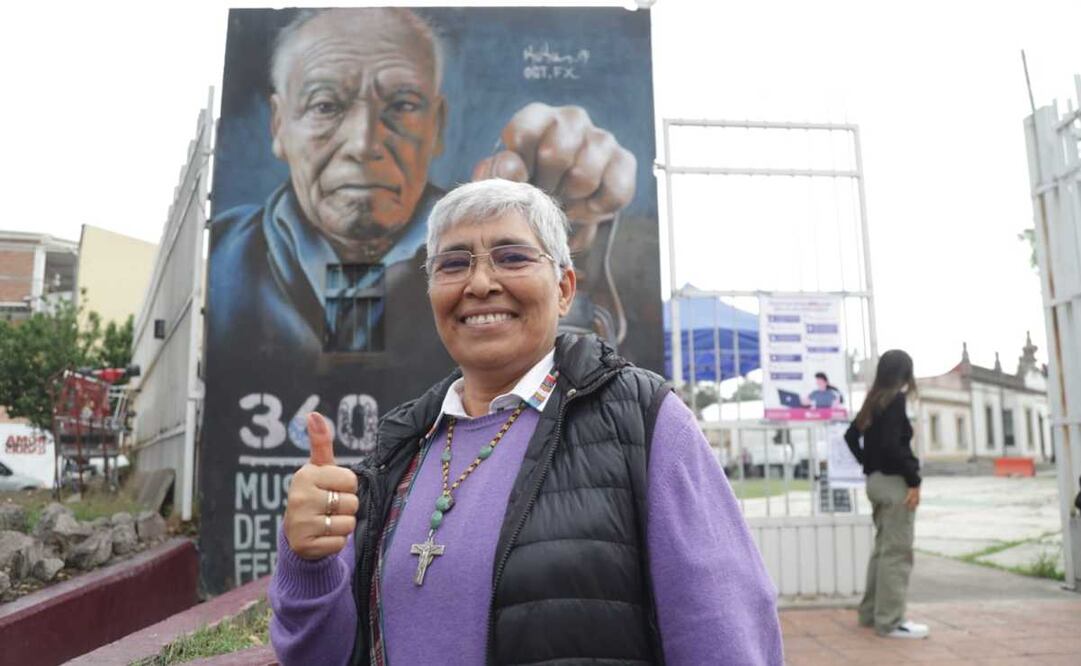 La misionera Rosario Hernández, de 63 años, salió de la basílica para emitir su voto. Foto: Carlos Mejía/EL UNIVERSAL