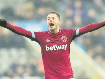 'Chicharito', entre las opciones para reforzar al Barcelona