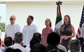 Embajador estadounidense en México, Ronald Johnson; gobernador de Chiapas, Eduardo Ramírez Aguilar; presidenta Claudia Sheinbaum y la secretaria de Agricultura de Estados Unidos, Brooke L. Rollins, inauguran planta de moscas contra el gusano barrenador (27/06/2026). Foto: Salvador Corona / EL UNIVERSAL