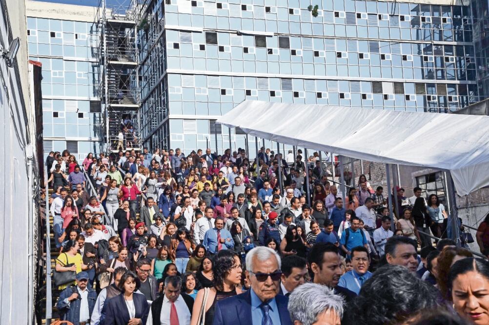 Oficinas, escuelas y edificios fueron desalojados de acuerdo con el protocolo de seguridad establecido, aunque en la Ciudad de México el movimiento fue casi imperceptible. Foto: ARMANDO MARTÍNEZ. EL UNIVERSAL
