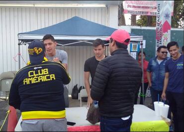 Edson Álvarez y Alejandro Díaz, recolectan víveres en Tlalnepantla