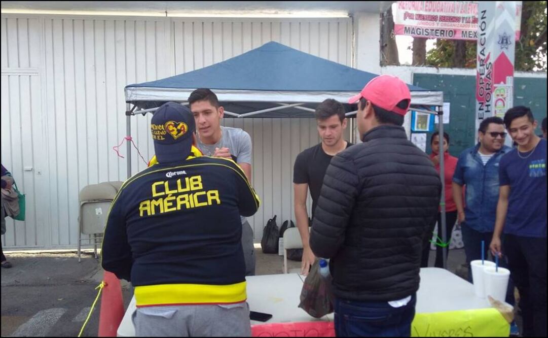 Héctor Morales/ EL UNIVERSAL. Los habitantes del municipio mexiquense acuden con aguas y alimentos.