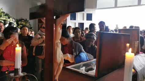 Maestros bloquean carretera de Chiapas por asesinato de sacerdote Marcelo Pérez; lo reconocen como símbolo de lucha