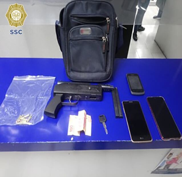 Detienen a dos que asaltaban con subametralladora en mano en la Venustiano Carranza