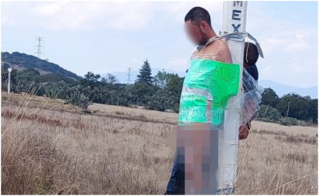 El sujeto acusado de robo y también de narcomenudeo, fue despojado de su ropa y amarrado a un poste de un ducto de Pemex (14/01/2025). Foto: Especial