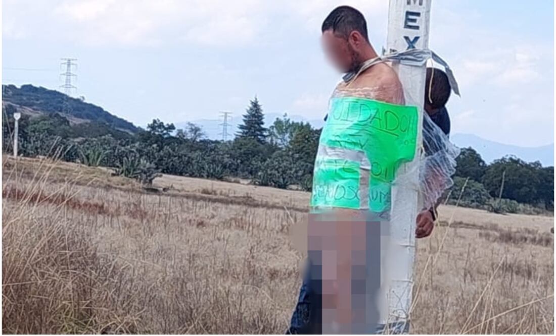El sujeto acusado de robo y también de narcomenudeo, fue despojado de su ropa y amarrado a un poste de un ducto de Pemex (14/01/2025). Foto: Especial