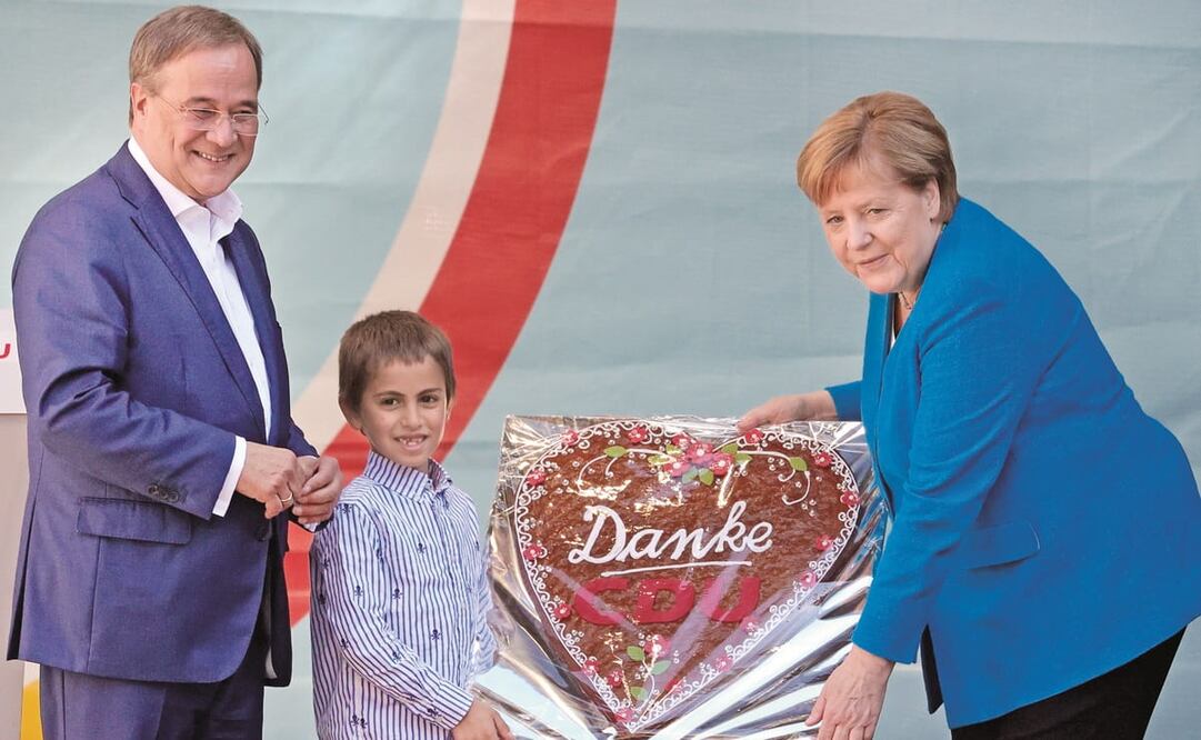 La canciller federal, Angela Merkel, recibió un corazón de pan de jengibre con la inscripción “Danke CDU” (Gracias CDU) durante el cierre de la campaña electoral de Armin Laschet en Aquisgrán, Alemania. Foto: FRIEDEMANN. EFE