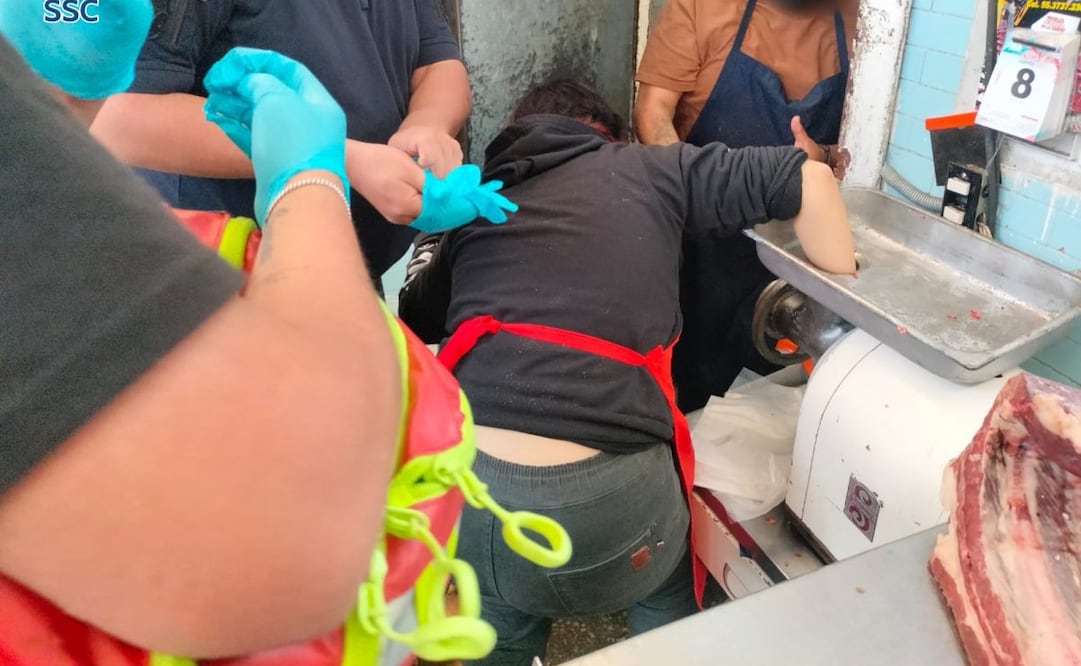 Mujer resulta lesionada tras quedar atrapada su mano en un molino de carne en la alcaldía Benito Juárez.
Foto: Especial.