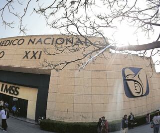 Proveedores de golosinas salen de edificios del IMSS