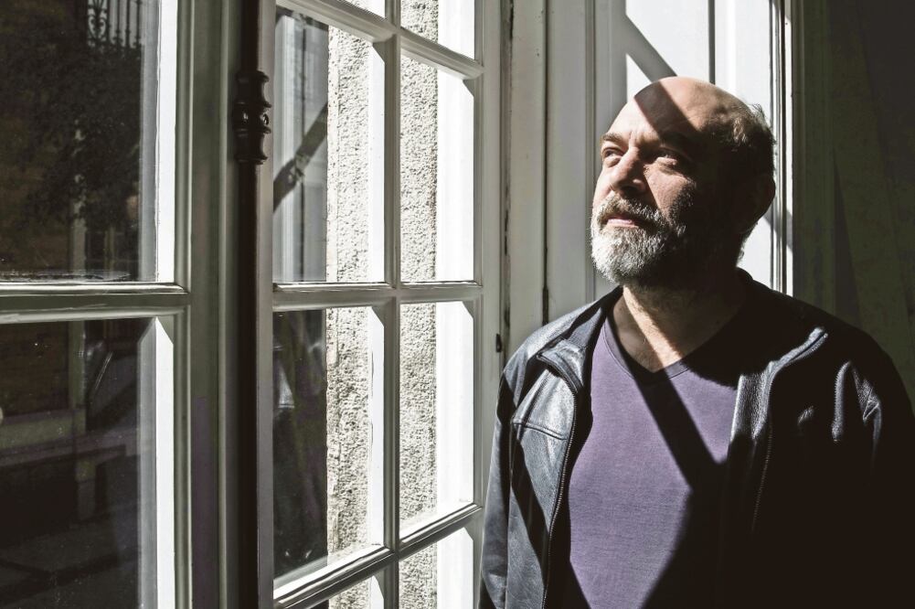 Carlos Amorales, artista visual; sus obras se exponen en el MUAC (ARCHIVO EL UNIVERSAL)