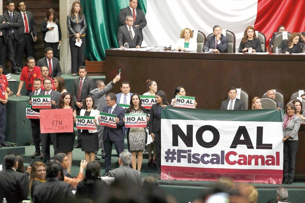 Ricardo Anaya, líder del PAN, advirtió que, contrario a lo que piensa el PRI, quienes rechazan el pase automático de procurador General a titular de la fiscalía general son mayoría (LUIS CORTÉS. EL UNIVERSAL)