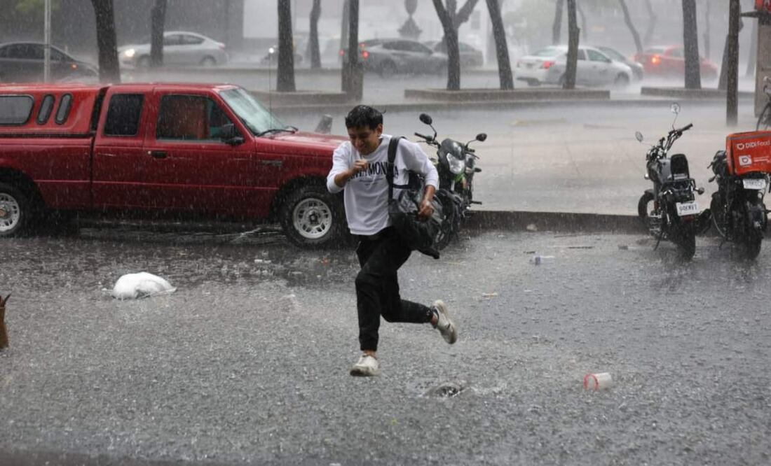 La tarde de este domingo está acompañada de fuertes lluvias sobre las alcaldías de la CDMX. Foto: Francisco Rodríguez