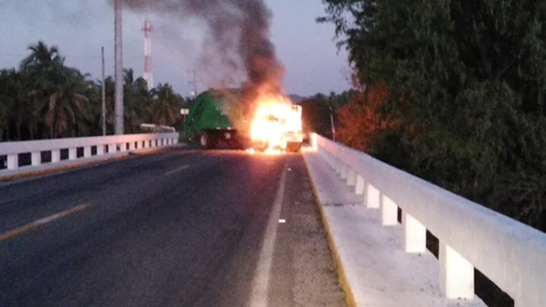 Queman autobús y tractores en la carretera federal Zihuatanejo-Acapulco