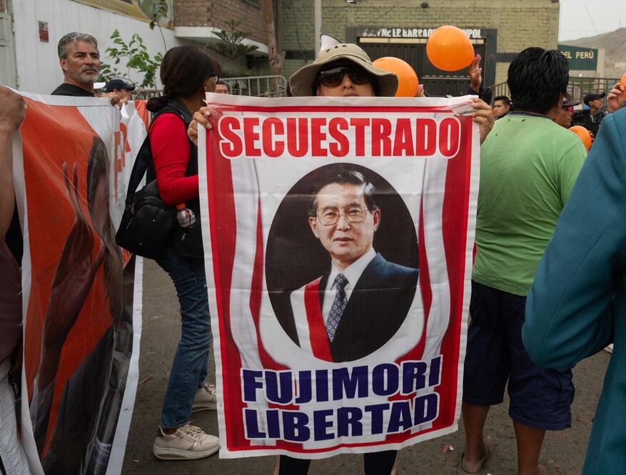 Los partidarios del ex presidente peruano Alberto Fujimori se reúnen en la entrada de la prisión de Barbadillo para exigir su liberación en las afueras del este de Lima el 5 de diciembre de 2023. Foto: AFP