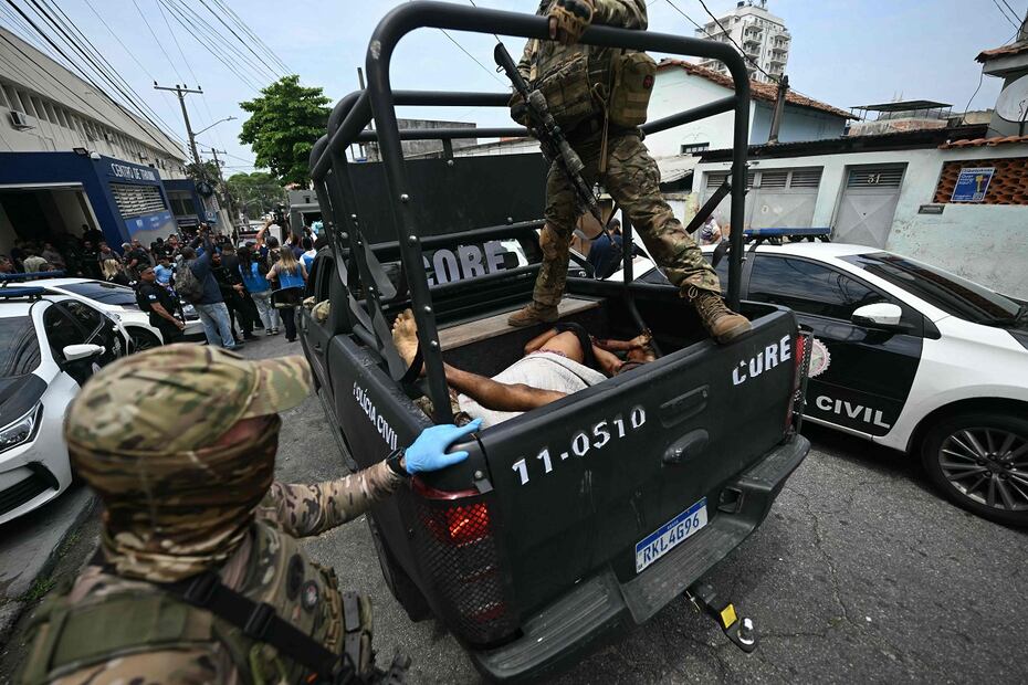 La policía transporta los cuerpos de personas baleadas durante la Operación Contención, en la favela de Vila Cruzeiro, en Río de Janeiro, Brasil.  FOTO: MAURO PIMENTEL. AFP