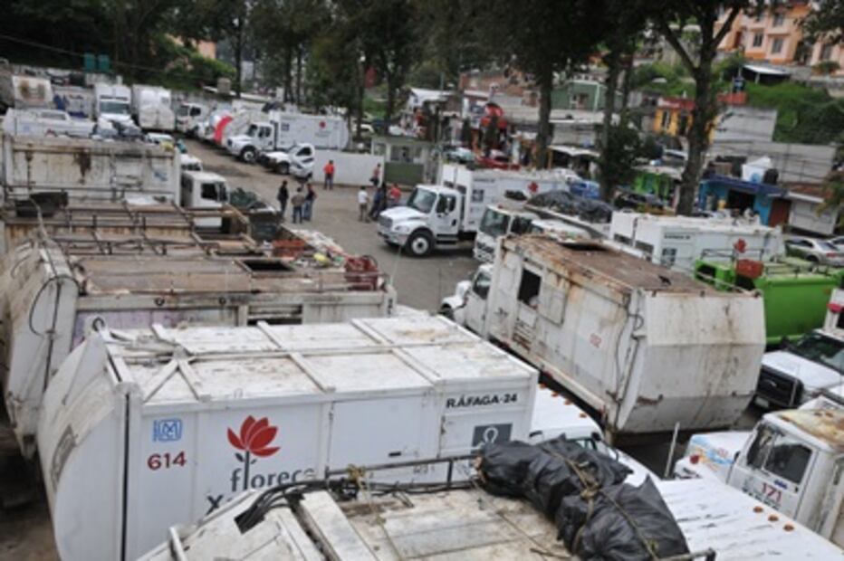 Protestan trabajadores de limpia en Xalapa ante crisis de basura