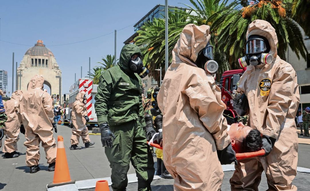 Equipos de atención de emergencias realizaron descensos verticales, y simularon el rescate de personas atrapadas en edificios, en la Plaza de la República. Foto: Luis Camacho / EL UNIVERSAL