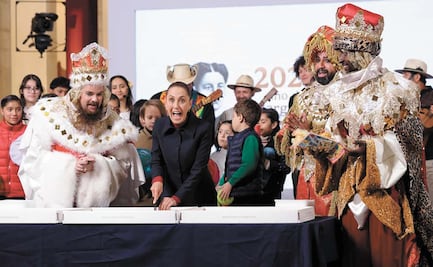 Crónica: Los Reyes llevan rosca y juguetes a la mañanera