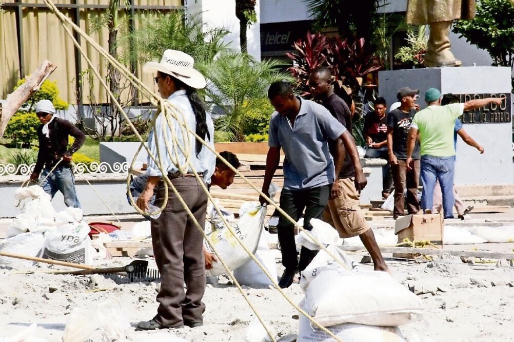 Migrantes africanos, haitianos y centroamericanos se emplean en la construcción de la pista de hielo para obtener recursos y continuar su viaje a Estados Unidos (MARÍA DE JESÚS PETERS. QUADRATÍN)