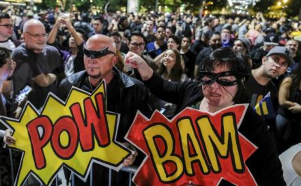 Activan la batiseñal en honor a Adam West 