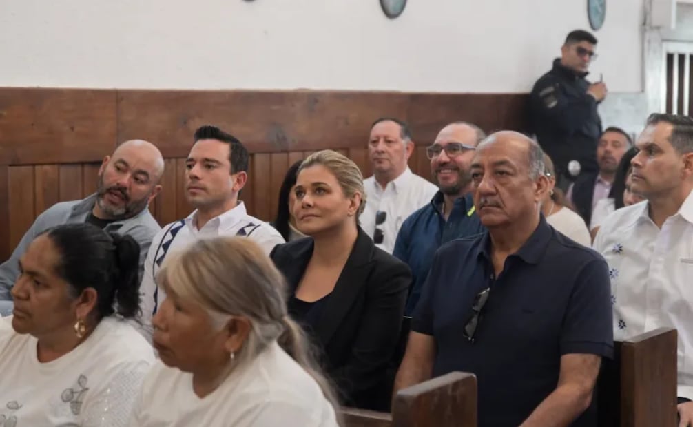La gobernadora de Chihuahua, Maru Campos, durante una misa en honor a Javier Campos Morales, Joaquín César Mora Salazar y Pedro Palma, asesinados en Cerocahui el 20 de junio de 2022. Foto: Especial