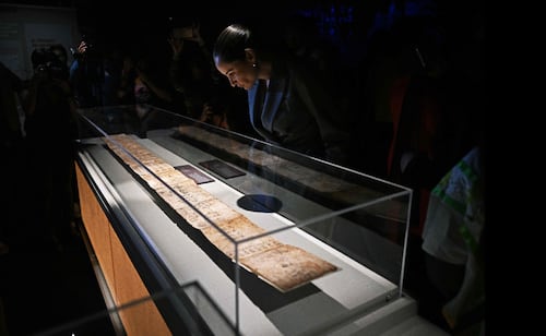 París expone Códice Boturini prestado por México sobre viaje mítico de los aztecas; exposición del manuscrito estará hasta diciembre