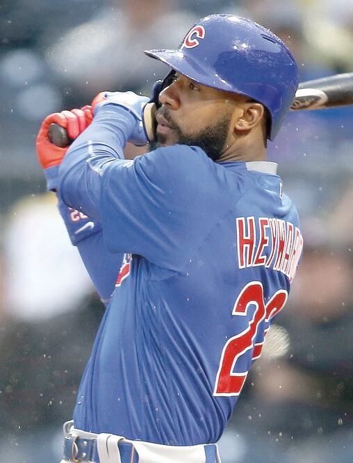 Jason Heyward bateó una rola que provocó el error de Alen Hansen (CHARLES LECLAIRE. USA TODAY SPORTS)