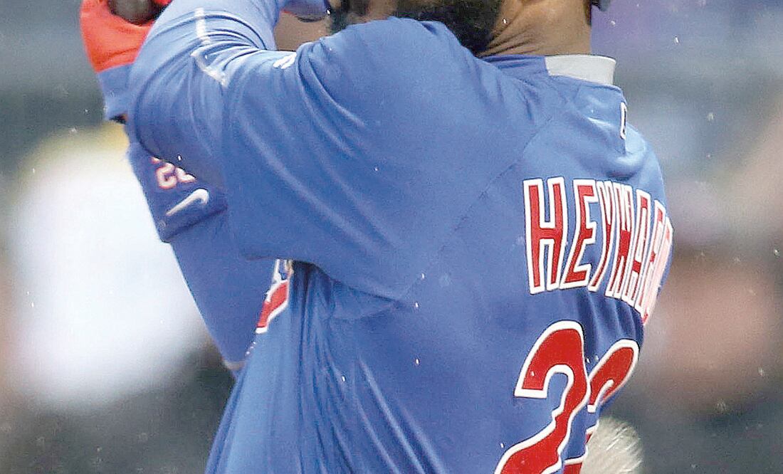 Jason Heyward bateó una rola que provocó el error de Alen Hansen (CHARLES LECLAIRE. USA TODAY SPORTS)