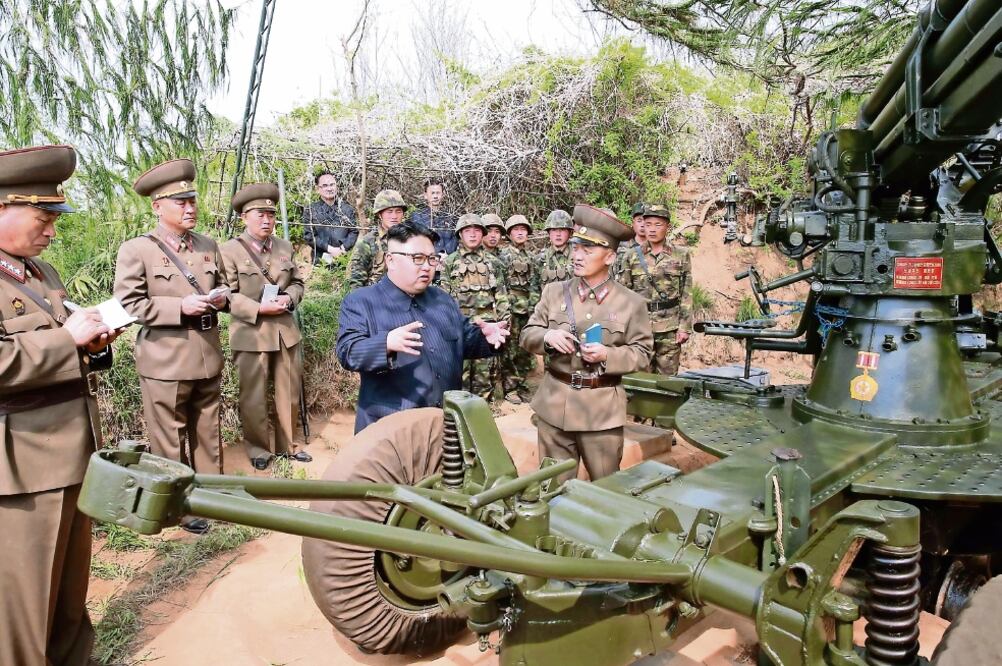 El presidente de Corea del Norte, Kim Jong-un, inspeccionó vehículos y armamento de defensa de su país. (AFP)