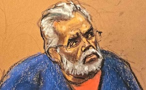 Fotografía de un dibujo realizado por la artista Jane Rosenberg del narcotraficante mexicano Ismael 'el Mayo' Zambada durante el juicio realizado en un tribunal federal este lunes, en Nueva York (Estados Unidos). Zambada, cofundador y líder histórico del Cartel de Sinaloa, se declaró formalmente culpable de dos cargos de narcotráfico, lavado de dinero y uso de armas que pesaban en su contra tras más de cinco décadas de actividad criminal. Foto: EFE