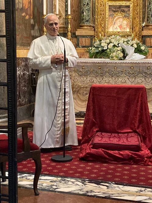 Una imagen proporcionada por los medios de comunicación del Vaticano muestra al papa León XIV (C) durante una visita al Santuario de la Madre del Buen Consejo, en Genazzano, cerca de Roma. Foto: EFE
