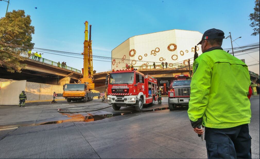 Continúan las maniobras para bajar un tráiler que volcó ayer por la tarde en el puente de avenida Ceylán y calzada Azcapotzalco la Villa, al momento se encuentran 2 grúas intentando bajarlo, el viernes 18 de abril de 2025. Foto: Axel Sánchez/ EL UNIVERSAL