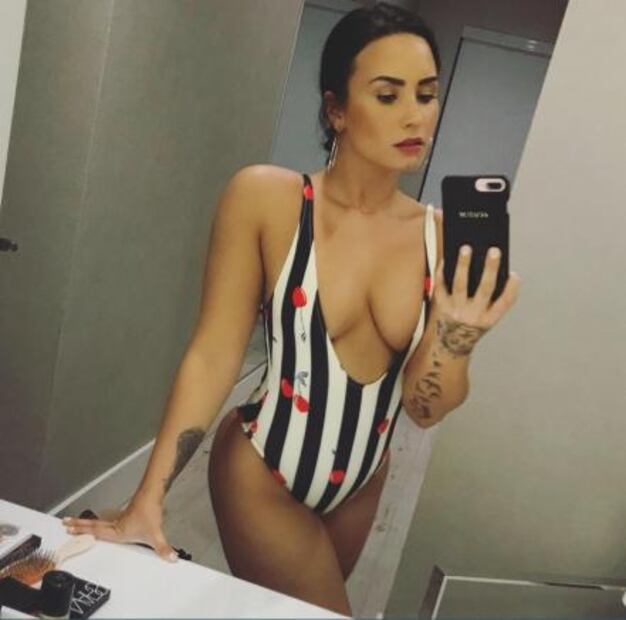 Demi Lovato impacta con tremendo escote en traje de baño