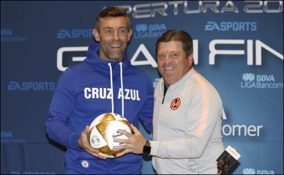 Pedro Caixinha y Miguel Herrera en la conferencia del Día de Médios en el estadio Azteca. Foto: Agustín Salinas/ ELUNIVERSAL