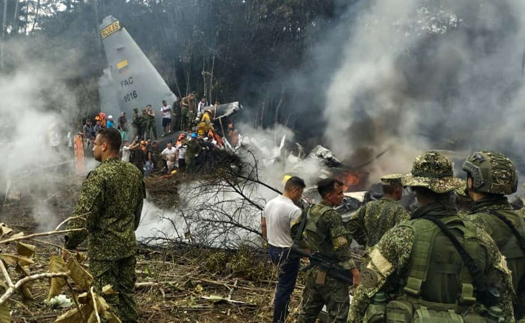 Esta captura de pantalla muestra a soldados y rescatistas cerca de un avión Hércules de la Fuerza Aérea que emite una densa humareda tras estrellarse durante el despegue en Puerto Leguizamo, Colombia, cerca de la frontera sur con Ecuador, el 23 de marzo de 2026. El ejército colombiano informó el 23 de marzo que se creía que unos 80 soldados habían muerto tras el accidente de un avión de transporte en el sur del país. Foto: AFP
