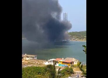 Se incendia plataforma petrolera en desuso en el sur de Veracruz; no se reportan lesionados