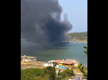 Se incendia plataforma petrolera en desuso en el sur de Veracruz; no se reportan lesionados