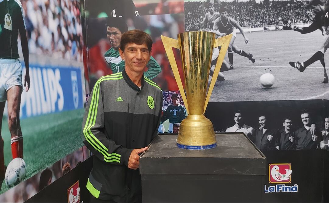 Miguel España posando con un trofeo de la Copa Oro - FOTO: Luis Rodríguez / El Universal