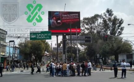 Comerciantes bloquean Camarones; acusan que obras inconclusas perjudican ventas