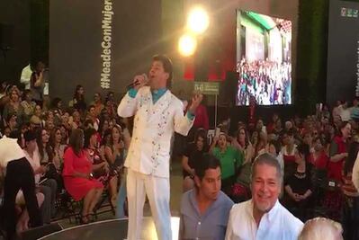 Festeja Meade a mamás con imitador de "Juanga"