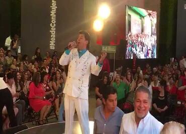 Festeja Meade a mamás con imitador de "Juanga"
