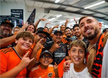 VIDEO: Héctor Herrera llega a Houston y lo reciben como una “superestrella”