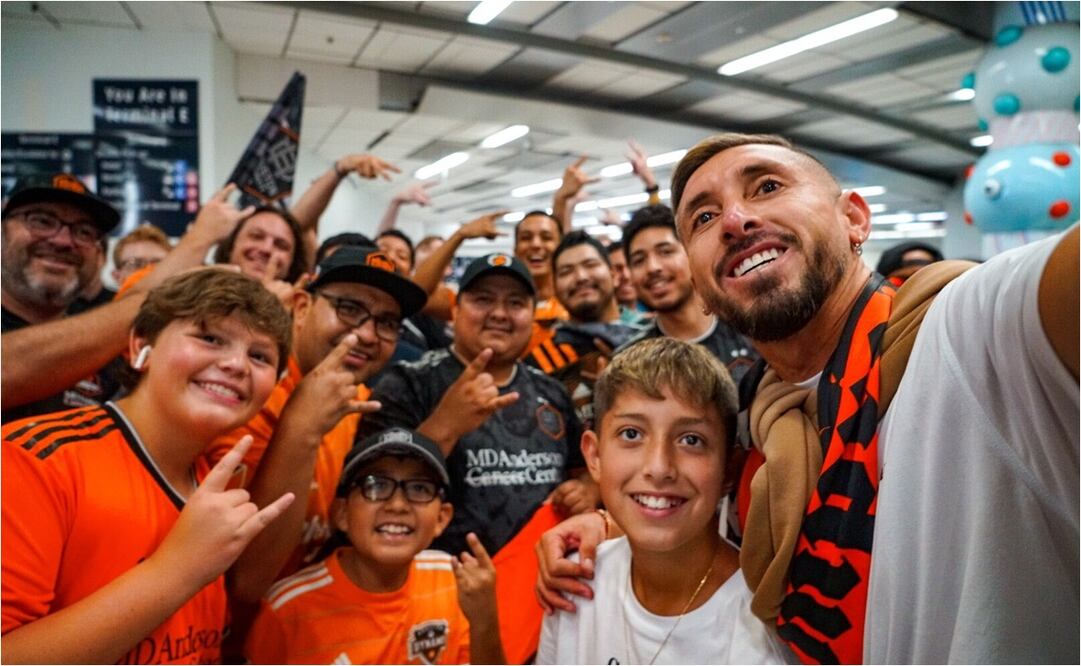 VIDEO: Héctor Herrera llega a Houston y lo reciben como una “superestrella” / FOTO: @HHerreramex