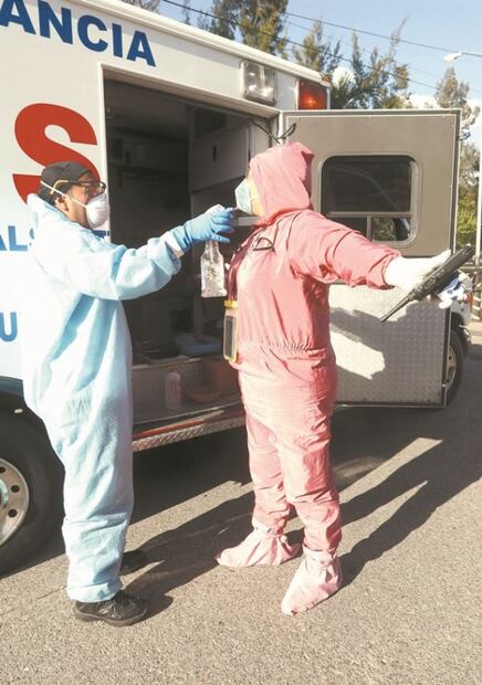 Seis horas por atención: clínicas saturadas desesperan a enfermos Covid