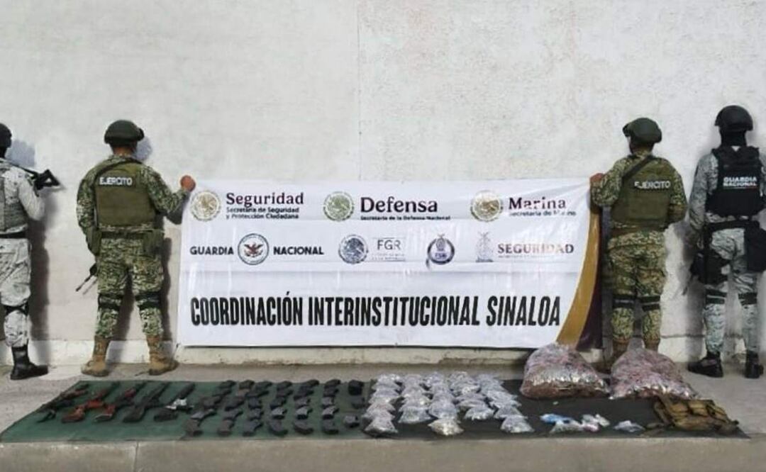 Personal militar en coordinación con la Guardia Nacional y la Secretaría de Marina hallaron las armas, cargadores y droga dentro de una camioneta abandonada en Mazatlán, Sinaloa (29/01/2025). Foto: Especial