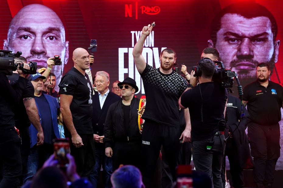 Tyson Fury y Arslanbek Makhmudov - Foto: AP
