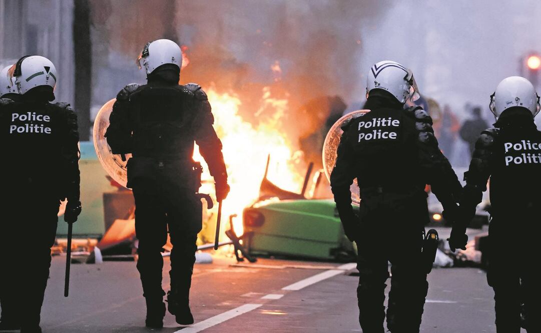 Policías se enfrentaron ayer en Bruselas a manifestantes contrarios a la vacunación obligatoria y las medidas para contener los contagios de Covid-19. Foto: KENZO TRIBOUILLARD. AFP