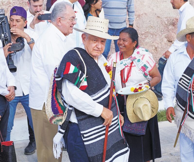El presidente Andrés Manuel López Obrador participó en una ceremonia tradicional de bienvenida, que encabezaron mujeres de la Mixteca oaxaqueña, durante su gira en la que supervisó los avances del programa Caminos Rurales. Foto: EDWIN HERNÁNDEZ. EL UNIVER