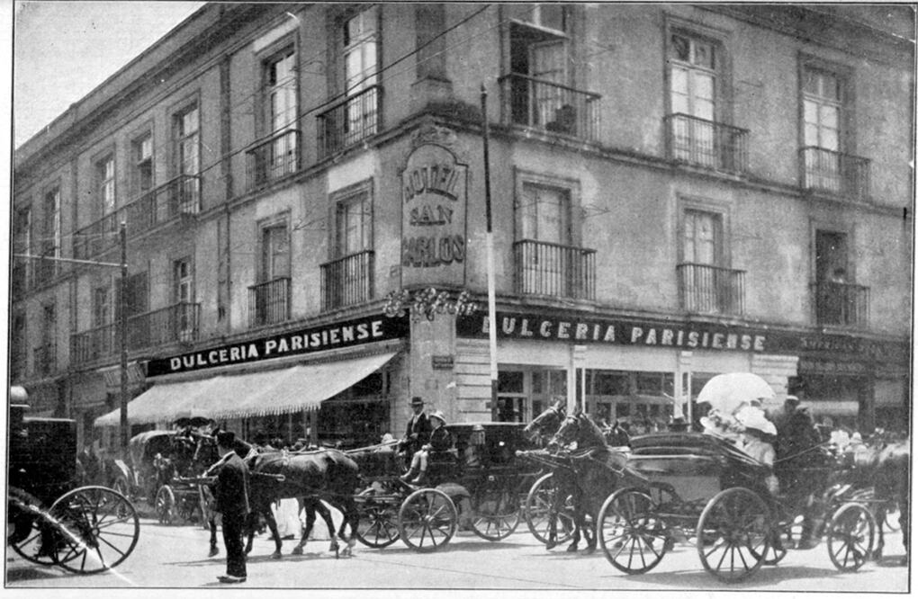 Una fotografía de 1909 en la se aprecian los alrededores de la famosa dulcería y pastelería EL GLOBO cuando se encontraba en la esquina de San Francisco y Coliseo, hoy Madero y Bolívar. El edificio del antiguo Hotel San Carlos, con algunas modificaciones sigue en pie hasta hoy. Crédito: Col. Villasana-Torres