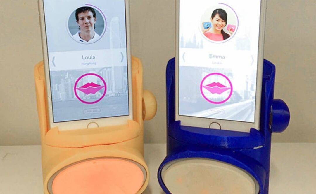 El dispositivo registra los movimientos de los labios (posición, presión, duración), envía las instrucciones por Internet y reproduce el mismo movimiento en el receptor que tiene el destinatario del beso